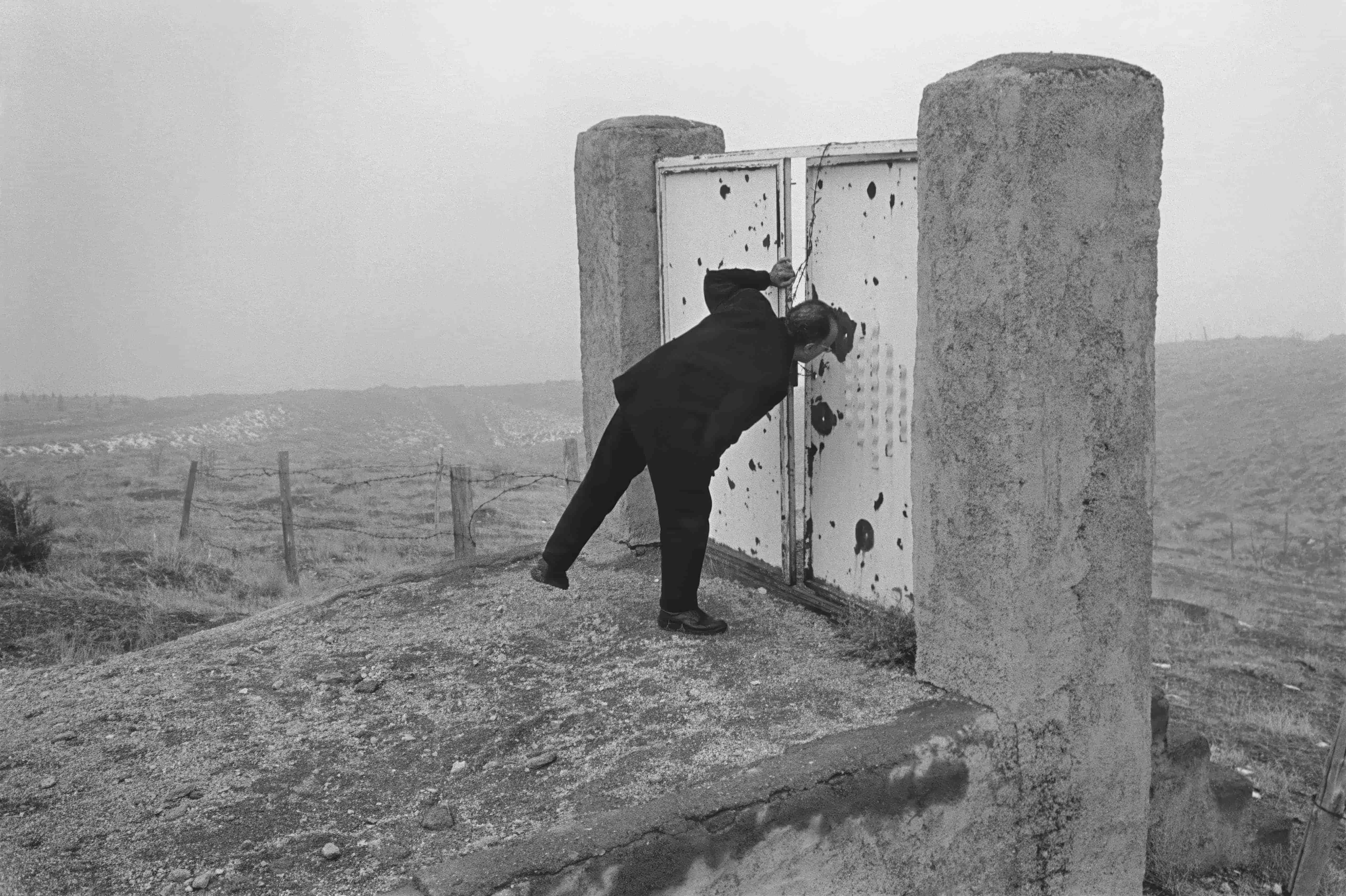 Kiarostami peeping out of a closed gate